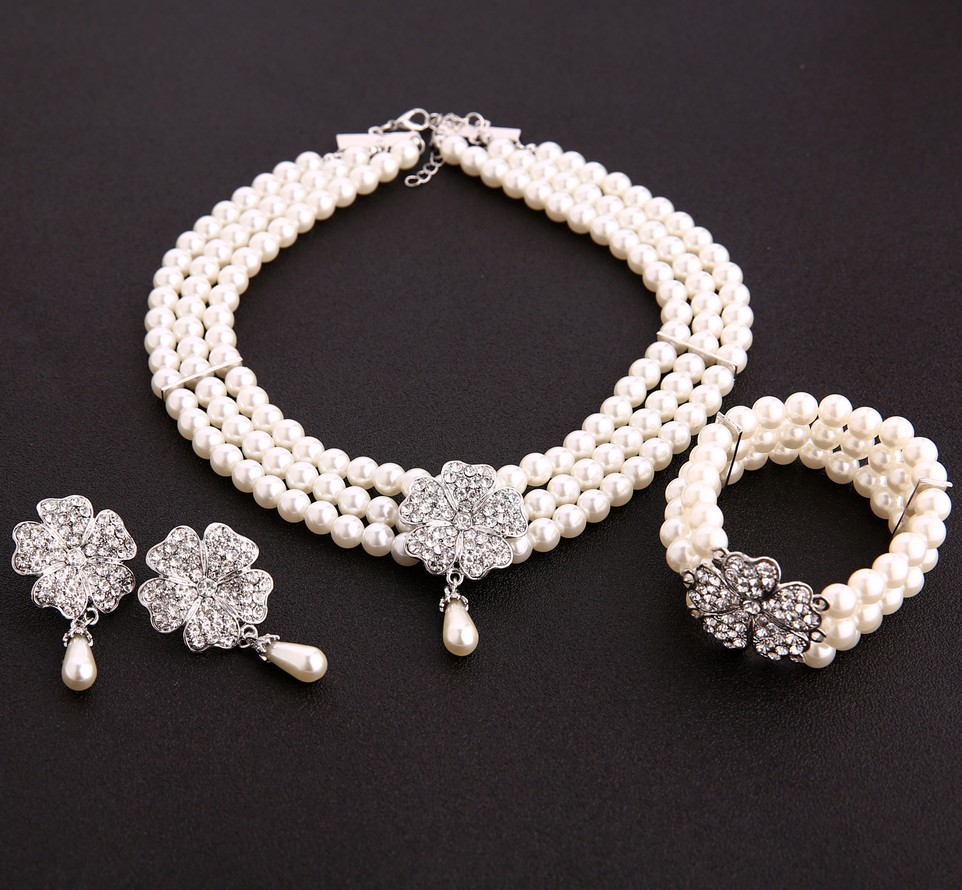 Audrey Hepburn Breakfast at Ti - Women'S Accessories In The 1950S review and price